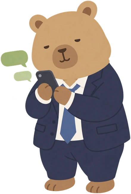 スマートフォンでLINE相談をしているクマ